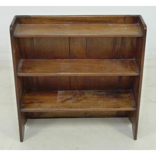 943 - A small early 20th century mahogany bookshelf, with three graduating fixed shelves, two plank back, ... 