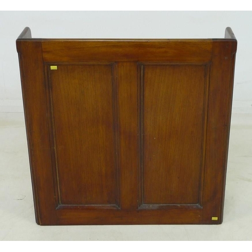 943 - A small early 20th century mahogany bookshelf, with three graduating fixed shelves, two plank back, ... 