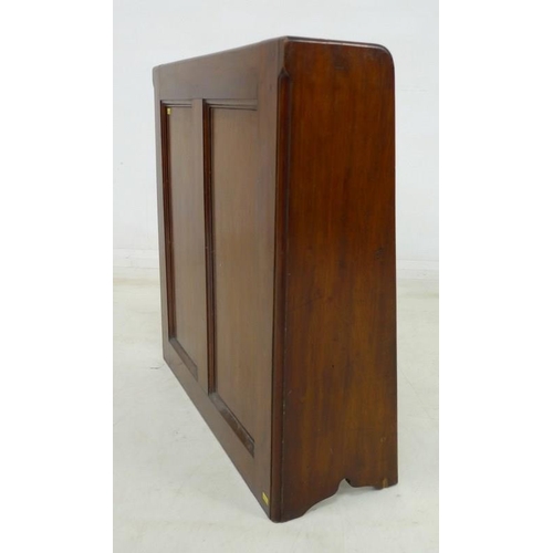 943 - A small early 20th century mahogany bookshelf, with three graduating fixed shelves, two plank back, ... 