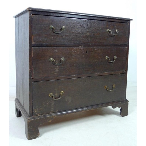 943A - A George III oak chest of three drawers, with brass swan neck handles and raised on bracket feet, 88... 