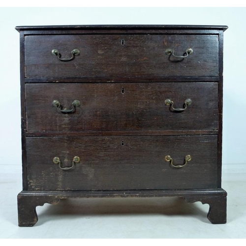 943A - A George III oak chest of three drawers, with brass swan neck handles and raised on bracket feet, 88... 