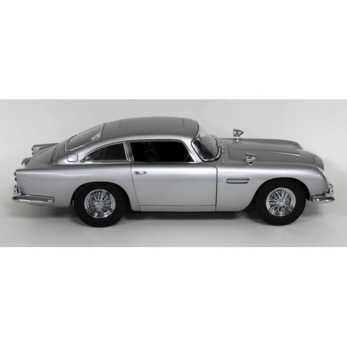 301 - A hand built 1/8 scale die cast and ABS plastic replica model Aston Martin DB5, by Eaglemoss Ltd, fe... 