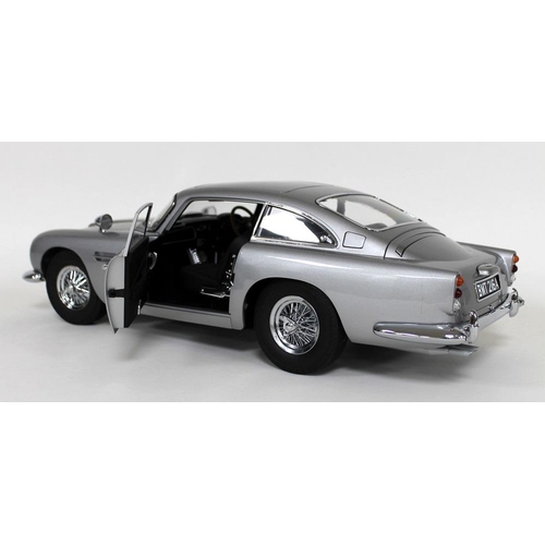 301 - A hand built 1/8 scale die cast and ABS plastic replica model Aston Martin DB5, by Eaglemoss Ltd, fe... 