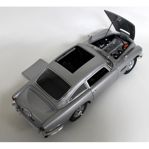 301 - A hand built 1/8 scale die cast and ABS plastic replica model Aston Martin DB5, by Eaglemoss Ltd, fe... 