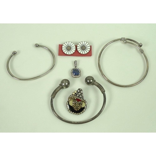 812 - A group of silver, designer and costume jewellery, comprising a pair of silver and enamel clip earri... 