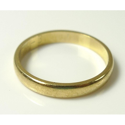 816 - An 18ct gold wedding band, size L1/2, 2.6g.