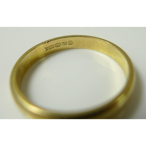 816 - An 18ct gold wedding band, size L1/2, 2.6g.