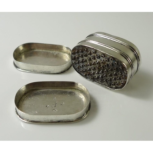 821 - A George III silver nutmeg grater, the oval body with engraved banding to upper lid which covers ste... 