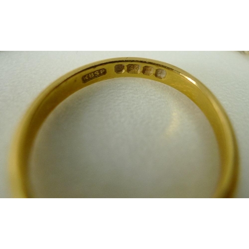 846 - A collection of gold jewellery, comprising a 22ct gold wedding band, size N, 3.2g, three 18ct gold r... 