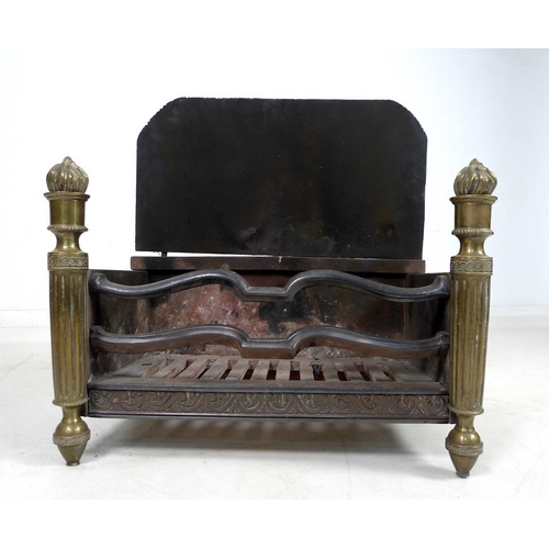 880 - An early 19th century cast iron fire grate, the basket with plain back, two shaped rails to the fron... 