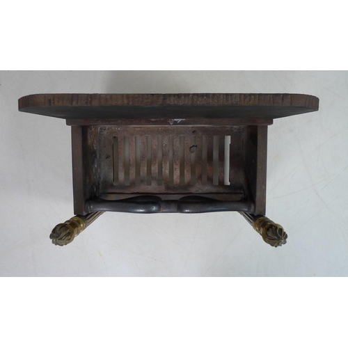 880 - An early 19th century cast iron fire grate, the basket with plain back, two shaped rails to the fron... 