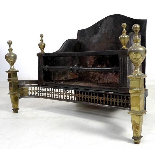 883 - A Regency cast iron fire grate, the basket with plain back, knopped single rail to front and brass f... 