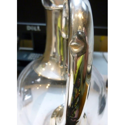 760 - A George V silver topped claret jug, the rounded clear glass body with star cut foot, with plain col... 