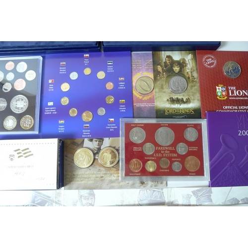 781 - A collection of coins, mostly uncirculated, including a Kew Garden' 50 pence piece, two Royal Mint U... 