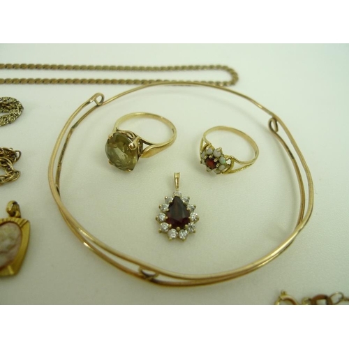 794 - A collection of 9ct gold jewellery, including an opal and garnet ring, size M, a ring set with large... 