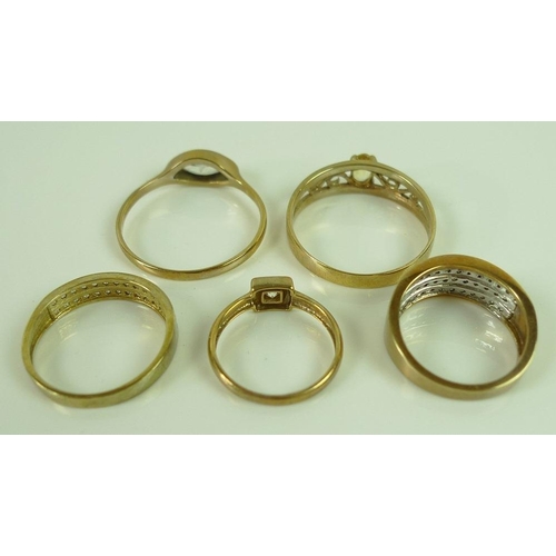 809 - A group of five 9ct gold rings comprising a ring banded with three rows of diamonds, size M, 4.2g, a... 