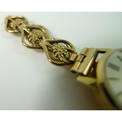 814 - A lady's 14ct gold watch with 9ct gold bracelet strap, the strap delicately formed with daisies to e... 