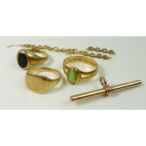 839 - A group of gold jewellery, comprising a 22ct ring set with an oval peridot, split shoulders, size P/... 