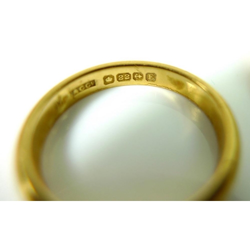 841 - A group of three 22ct gold wedding bands, sizes Q, Q1/2 and K, 17.2g total weight. (3)