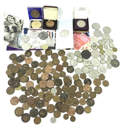 777 - A collection of coins, including three commemorative £5 coins, a £2 coin, twelve commemorative crown... 