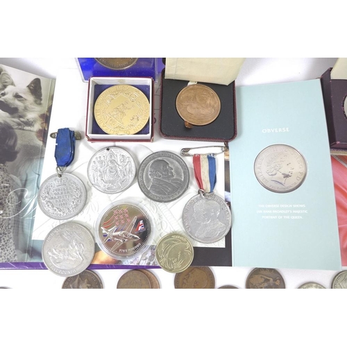 777 - A collection of coins, including three commemorative £5 coins, a £2 coin, twelve commemorative crown... 