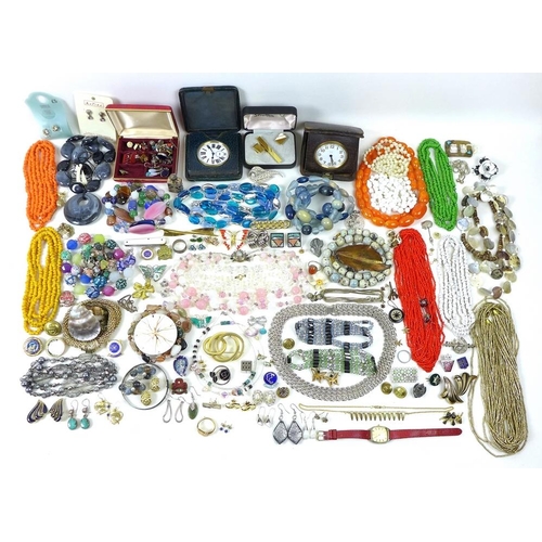 786 - A collection of costume jewellery, including a 9ct gold signet ring, a pair of 9ct gold and lapis la... 