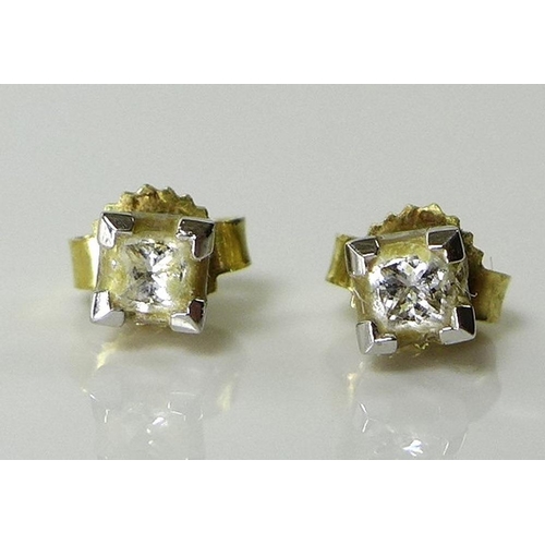 811 - A pair of 18ct gold diamond stud earrings, the stones princess cut, approx 0.25ct total diamond weig... 