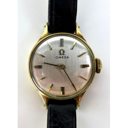 812 - A 9ct gold cased Omega lady's wristwatch, with circular silvered dial and gold baton markers, 17 jew... 