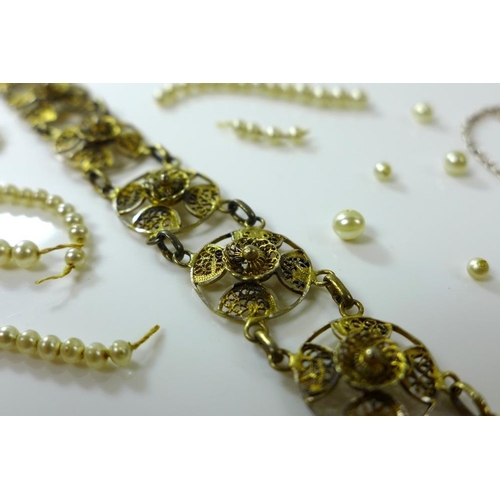 826 - A small group of jewellery,comprising a 9ct gold and seed pearl spray brooch, 6.6g, a silver filigre... 