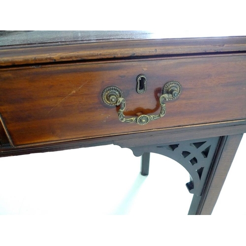 943 - A George V mahogany server, with three frieze drawers, raised on square section tapering legs and sp... 