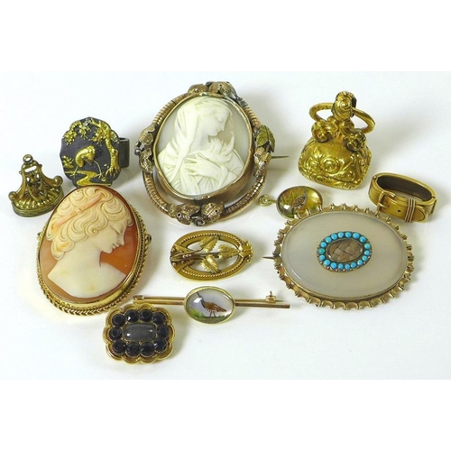 785 - A 9ct gold framed cameo brooch, the oval setting of rope twist design, 13.4g, together with a collec... 