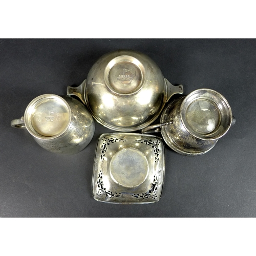 31 - A group of silver items, comprising a silver quaich, plain form, the bowl engraved EMM, Sheffield 19... 