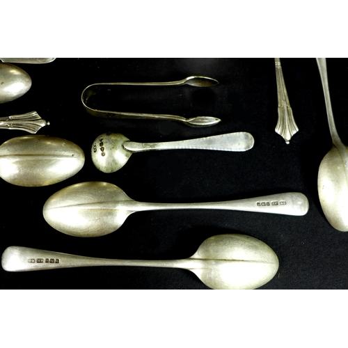 39 - A collection of silver and silver plate, comprising a selection of silver tea spoons, various makers... 