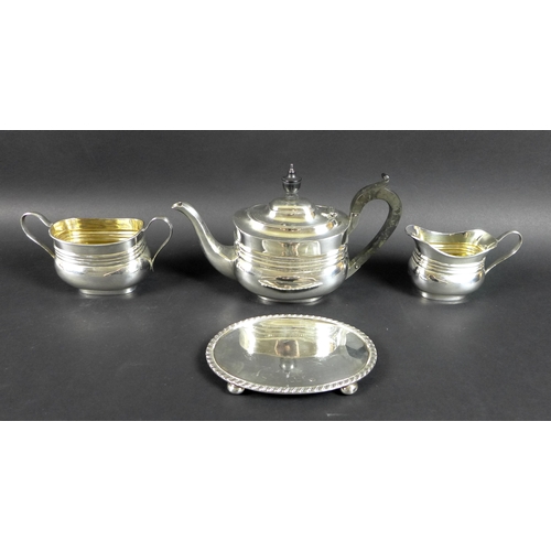 48 - A George V silver tea set, comprising teapot, milk jug and sucrier, all with matching lobed horizont... 