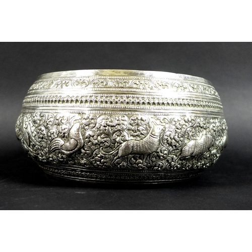26 - A group of vintage Thai silver, comprising a set of four graduated bowls, the repoussé worked bodies... 