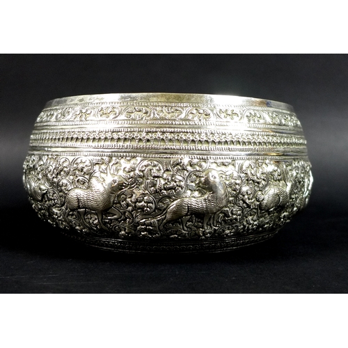 26 - A group of vintage Thai silver, comprising a set of four graduated bowls, the repoussé worked bodies... 