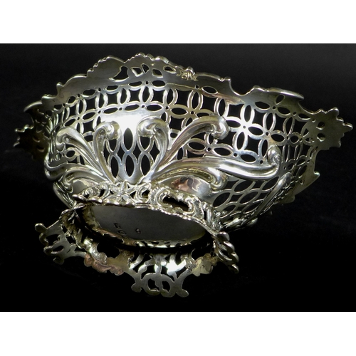 36 - An Art Nouveau pierced silver bon bon dish with applied cast foliate rim, London 1892, William Comyn... 
