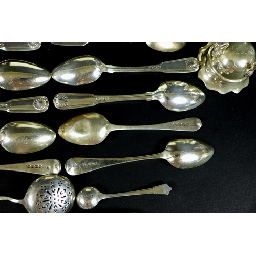 17 - A group of mixed silver items, comprising a pair of peppers, Horace Woodward & Co, Birmingham 1912, ... 