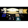 A group of costume jewellery and coins, comprising 2002 £5 coin, 2000 £5 coin, commemorative crown, ... 