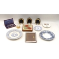 A collection of ceramics and collectables, comprising three blue and white plates, a WWI Victory Pla... 
