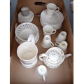 A selection of creamware including a Wedgwood part tea set, comprising 6 cups, 6 saucers and 10 plat... 