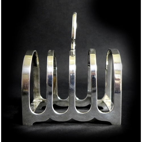 4 - A George VI silver four division toast rack, with shaped carry handle, Viners Ltd, Sheffield 1940, 9... 