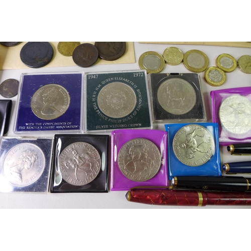 47 - A collection of UK coins, including a £5 coin commemorating the Queen Mother, 2000, three £1 coins, ... 