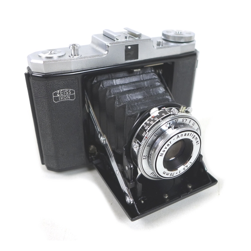 118 - A collection of vintage cameras and photographic items, including a twin lens reflex Franke & Heidec... 