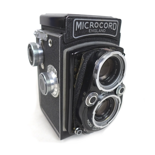 118 - A collection of vintage cameras and photographic items, including a twin lens reflex Franke & Heidec... 