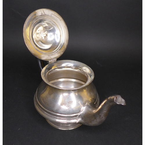 39 - A George V Irish silver tea pot, of compressed baluster form, with plain banding, the hinged cover w... 