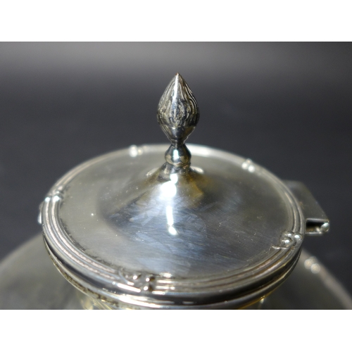 8 - An Edward VII silver inkwell with decorative reeded design to rim and a torch finial, Birmingham 190... 