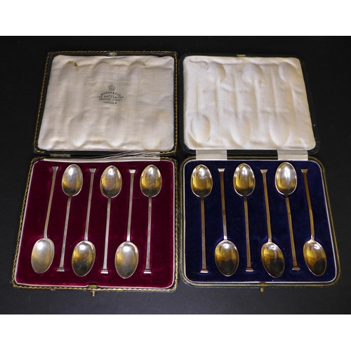 34 - A group of Victorian and later silver wares, two cased sets of six teaspoons, including nine napkins... 