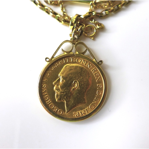 112 - A George V gold sovereign, 1913, in a 9ct gold mount and 9ct gold chain necklace, 50cm long, 16.2g t... 