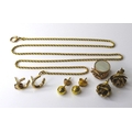 A 9ct gold rope twist chain, 4.7g, 45cm, together with a 9ct gold and mother of pearl drum shaped ch... 